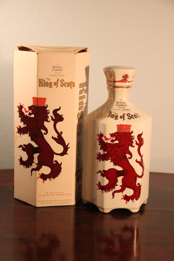 The King Of Scots ROYAL FAMILY Blended Scotch Whisky, 70 cl, 43 % Vol., Schottland, In a white ceramic mug, a sought-after collector`s item