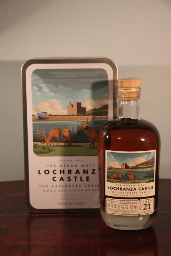 Arran 21 Years Old The Explorers Series - Volume 2 Lochranza Castle 1998/2019, 70 cl, 47.2 % Vol. (Whisky), Schottland, Isle of Arran, This view of the castle from the shores of Lochranza Bay is best enjoyed with a sip of The Arran Single Malt in hand. This whiskey is 21 years old and matured in sherry hogsheads before receiving its noble finish in amontillado sherry casks.