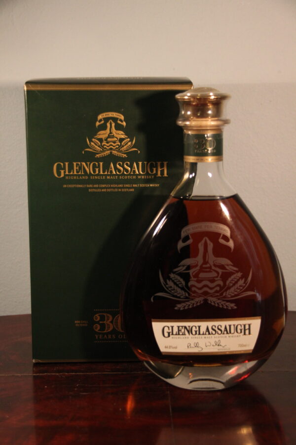 Glenglassaugh 30 Years Old (2013-2015), 70 cl, 44.8 % Vol. (Whisky), Schottland, Highlands, Glenglassaugh 30 Years Old is the first bottling launched by the new owners. It is rich and complex, aged for over 30 years in coastal warehouses.