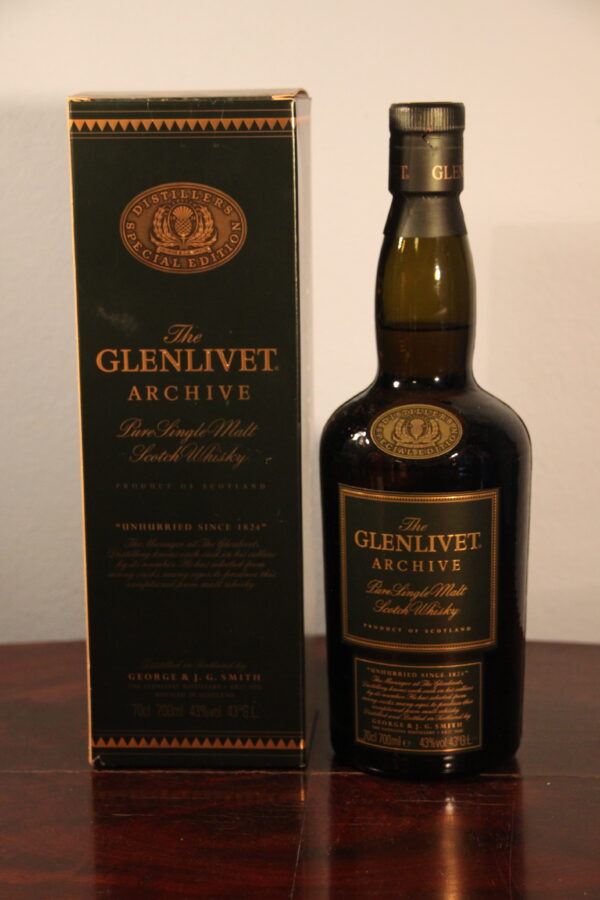 Glenlivet ARCHIVE «Pure Single Malt - Green Label» 1990er Jahre, 70 cl, 43 % Vol. (Whisky), Schottland, Highlands, 