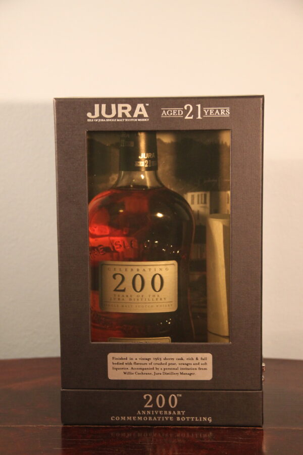 Jura 21 Years Old Celebrating 200 Years Of The Jura Distillery 2010, 70 cl, 44 % Vol. (Whisky), Schottland, Jura, Destilliert: 1989 Abgefllt: 2010 Aging: Bourbon Fsser Finish:  Gonzalez Byass Oloroso Fssern  Anzahl Flaschen: 1200