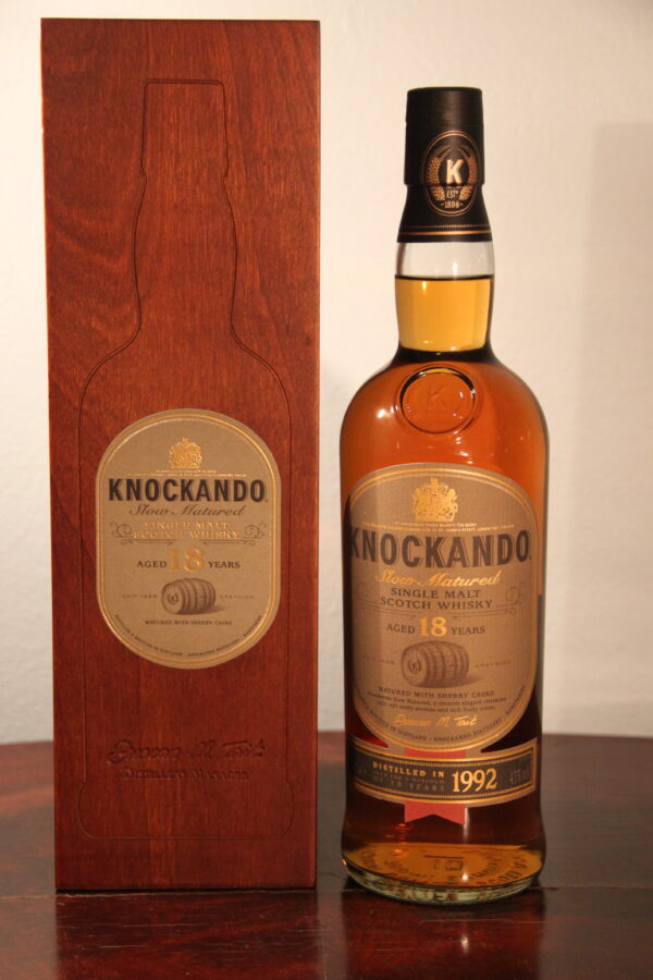Knockando 18 Years Old Slow Matured 1992/2010, 70 cl, 43 % Vol. (Whisky), Schottland, Speyside, The bottling series `Slow Matured` from Knockando started with the 1980 vintage and was last distilled in 2001 and finally bottled in 2019.  This Knockando 18 year Slow Matured Speyside Single Malt was distilled in 1992 and aged in sherry casks until bottling in 2010 stored.