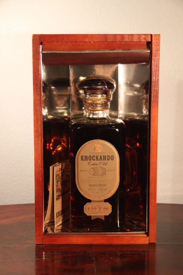 Knockando 21 Years Old Extra Old - Square Decanter 1978/1999, 70 cl, 43 % Vol. (Whisky), Schottland, Speyside, 