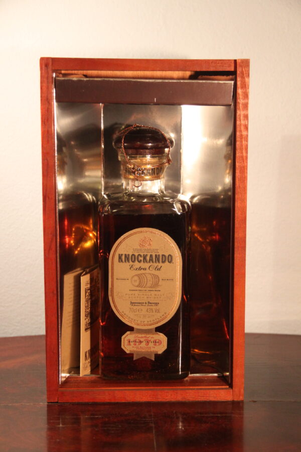 Knockando 21 Years Old Extra Old - Square Decanter 1979/2000, 70 cl, 43 % Vol. (Whisky), Schottland, Speyside, 