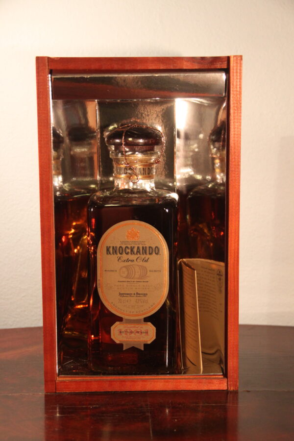 Knockando 21 Years Old Extra Old - Square Decanter 1981/2002, 70 cl, 43 % Vol. (Whisky), Schottland, Speyside, 