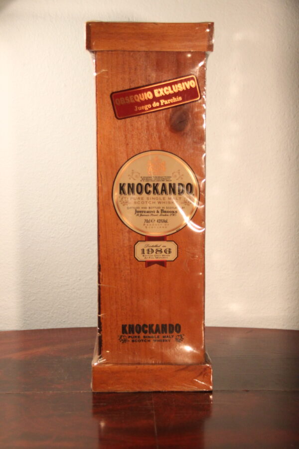 Knockando 12 Ans par Justerini & Brooks Ltd. 1986/1998, Bote de jeu El Parchis, 70 cl, 43 % Vol. (Whisky), Schottland, Speyside, La bote peut tre transforme en jeu espagnol Parchis. Parchis est une sorte de 