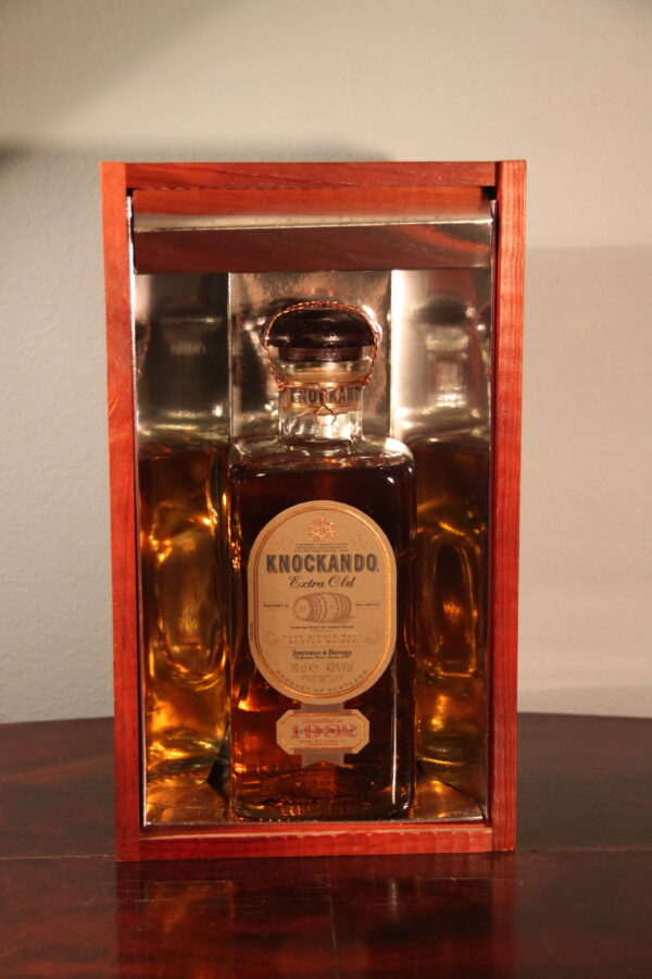 Knockando 21 Years Old Extra Old - Square Decanter 1982/2003, 70 cl, 43 % Vol. (Whisky), Schottland, Speyside, 