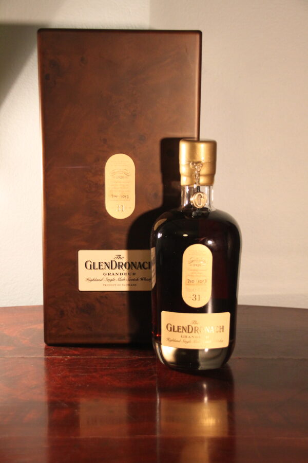 Glendronach 31 Years Old Grandeur Batch 1 1979/2010, 70 cl, 45.8 % Vol. (Whisky), Schottland, Highlands, Bottled with grandeur, the whiskey has been specially selected by our Master Distiller from some of The GlenDronach`s oldest and most unique Oloroso casks. This superb expression, a 31 year old at 45.8% cask strength, is a classic representation of the smooth, complex and full bodied style for which GlenDronach Distillery is famous. Individually numbered by hand, each bottle is truly unique.  Number of bottles: 1013