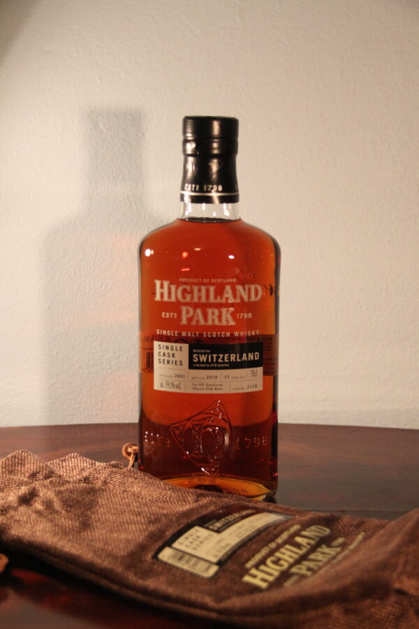 Highland Park 15 Years Old Single Cask Series SWITZERLAND EDITION 2002/2018, 70 cl, 59.1 % Vol. (Whisky), Schottland, Orkney, Die Highland Park Destillerie wurde von David Robertson im Jahre 1798 gegrndet. Heute ist The Edrington Group der Eigentmer der Brennerei. Jhrlich werden 2.5 Millionen Liter produziert. Der 11-jhrige Highland Park ist eine streng limitierte Abfllung der Single Cask Serie. Ein schner Whisky fr Liebhaber und Sammler. Jedes Fass wurde vom Master Blender kontrolliert und freigegeben.  SWITZERLAND - first Swiss Edition Destilliert: 2002 Abgefllt: 2018 Fass Nummer: 2118 Anzahl Flaschen: 576  