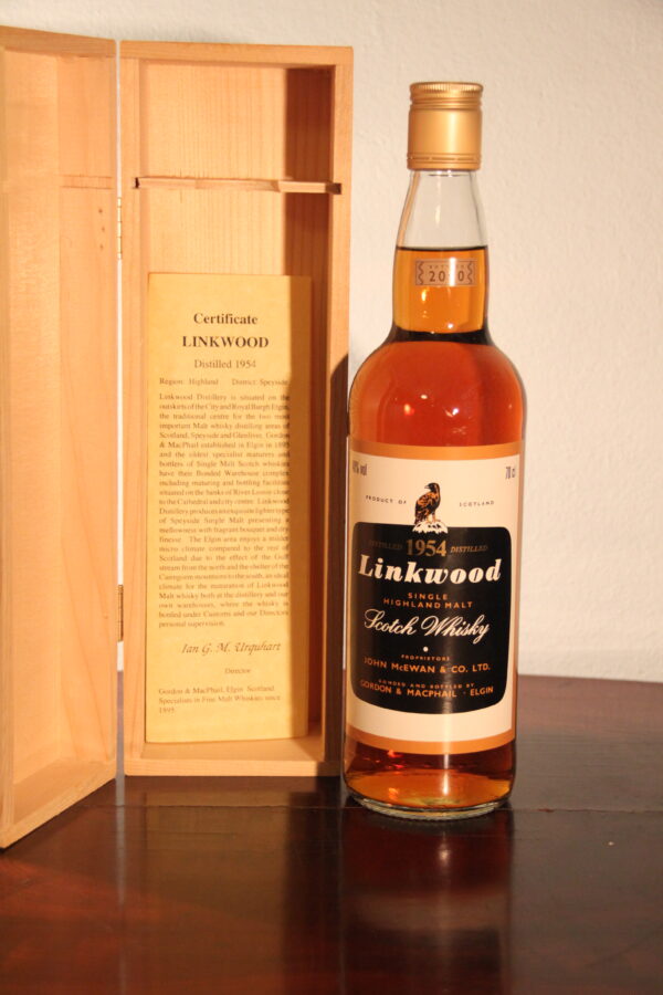 Gordon & Macphail, Linkwood 46 Years Old Rare Vintage 1954/2000, 70 cl, 40 % Vol. (Whisky), Schottland, Speyside, On the outskirts of Elgin in Speyside, Linkwood Distillery is surrounded by a beautiful reservoir that is home to ducks and swans. Legend has it that superstitious distillery manager Roderick Mackenzie thought the environment was so important that he refused to change a single thing. Even cobwebs could not be removed if it would adversely affect the whisky. During his tenure this rare vintage single malt was distilled.