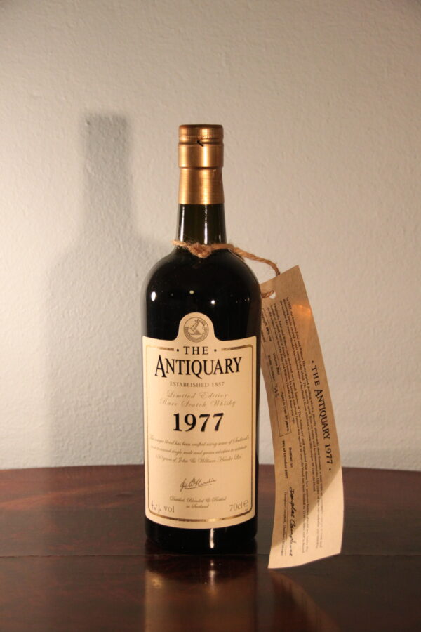 The Antiquary 30 Years Old  Limited Edition Rare Scotch Whisky 1977/2007, 70 cl, 46 % Vol., Schottland, 150th anniversary of parent company J&W Hardie Ltd.  Anzahl Flaschen: 1148  