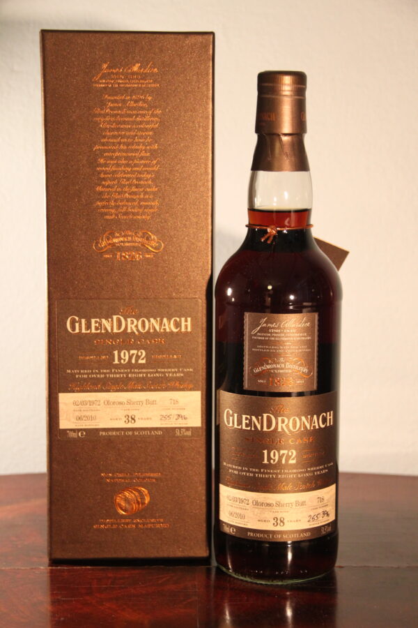 Glendronach 38 Years Old Single Cask - Batch 2 1972/2010, 70 cl, 51.5 % Vol. (Whisky), Schottland, Highlands, Dieser Glendronach wurde am 02.03.1972 gebrannt und reifte anschliessend whrend 38 Jahren im  Oloroso Sherry Butt #718. Die Abfllung erfolgte im Juni 2010 in Fassstrke von 51.5 %.   Fass Nummer: 718 Anzahl Flaschen: 396