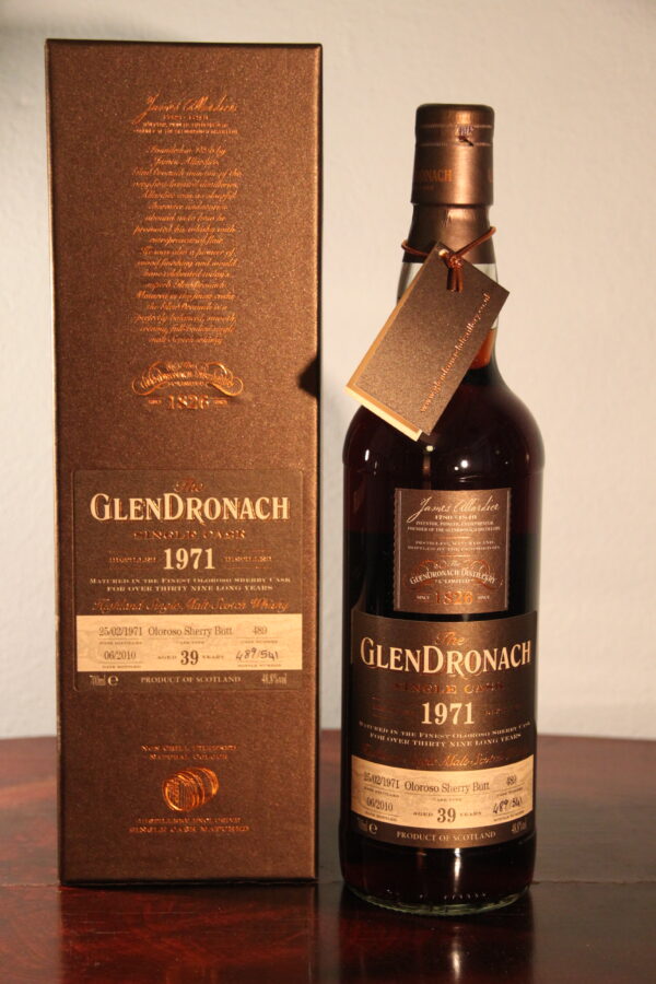 Glendronach 39 Years Old 'Single Cask - Batch 2' 1971/2010, 70 cl, 48.8 % Vol. (Whisky), Schottland, Highlands, This Glendronach was distilled on February 25th, 1971 and then matured for 39 years in  Oloroso Sherry Butt #489. The bottling took place in June 2010 at a cask strength of 48.8%.   Barrel number: 489 Number of bottles: 541