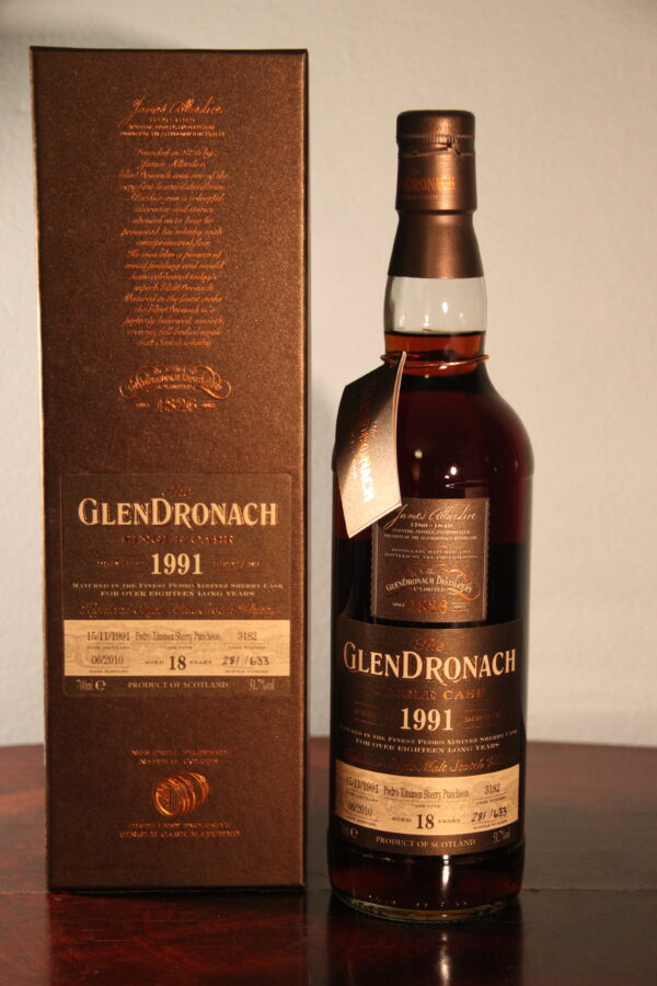 Glendronach 18 Years Old 'Single Cask - Batch 2' 1991/2010, 70 cl, 51.7 % Vol. (Whisky), Schottland, Highlands, This Glendronach was distilled on November 15th, 1991 and then matured for 18 years in  Pedro Ximnez Sherry Puncheon #3182. The bottling took place in June 2010 at a cask strength of 51.7%.   Barrel number: 3182 Number of bottles: 633