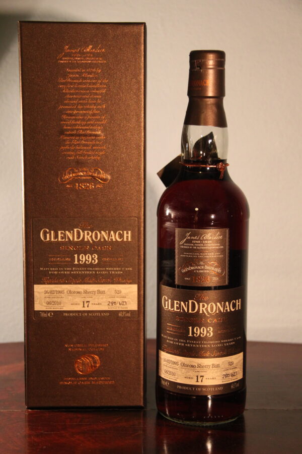 Glendronach 17 Years Old 'Single Cask - Batch 2' 1993/2010, 70 cl, 60.5 % Vol. (Whisky), Schottland, Highlands, This Glendronach was distilled on February 26th, 1993 and then matured for 17 years in 1st fill Oloroso Sherry Butt #529. The bottling took place in June 2010 at a cask strength of 60.5%.   Barrel number: 529 Number of bottles: 627