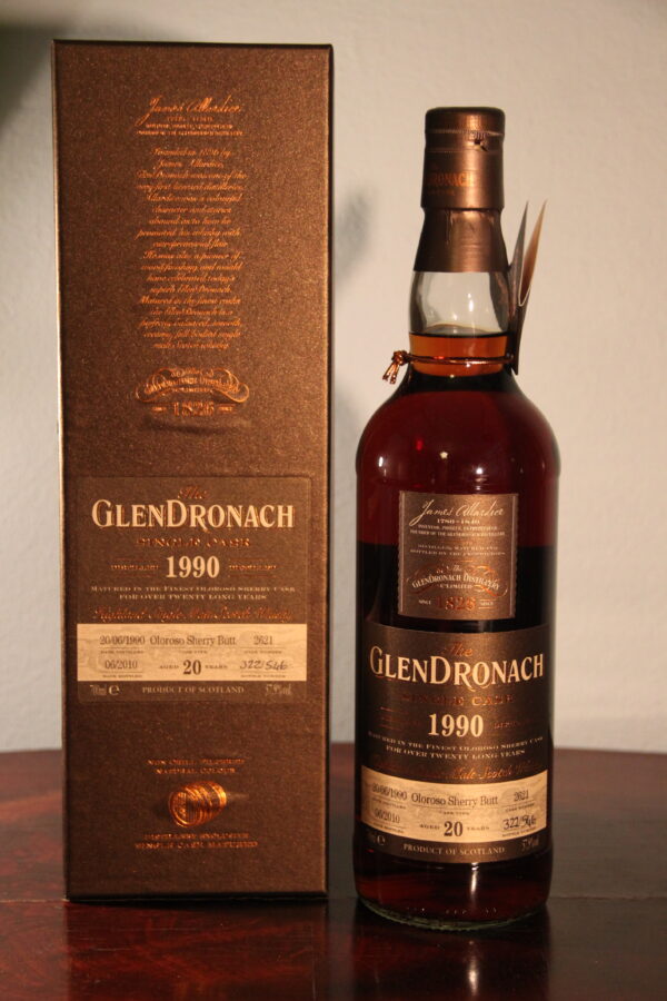 Glendronach 20 Years Old Single Cask - Batch 2 1990/2010, 70 cl, 57.9 % Vol. (Whisky), Schottland, Highlands, This Glendronach was distilled on June 20th, 1990 and then matured for 20 years in   First Fill Oloroso Sherry Butt #2621. The bottling took place in June 2010 at a cask strength of 57.9%.   Barrel number: 2621 Number of bottles: 546