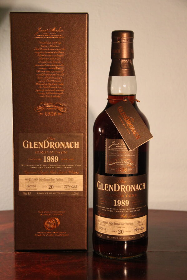 Glendronach 20 Years Old 'Single Cask - Batch 2' 1989/2010, 70 cl, 53.2 % Vol. (Whisky), Schottland, Highlands, This Glendronach was distilled on November 9th, 1989 and then matured for 20 years in  Pedro Ximnez Sherry Puncheon #3315. The bottling took place in June 2010 at a cask strength of 53.2%.   Barrel number: 3315 Number of bottles: 522
