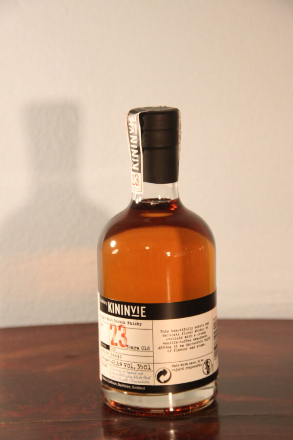 Kininvie 23 Ans Lot N. 002 1990/2014, 35 cl, 42.6 % Vol. (Whisky), Schottland, Speyside, Distill: 1990 Mise en bouteille: 2014 Lot: 0002 Nombre de bouteilles: 9866
