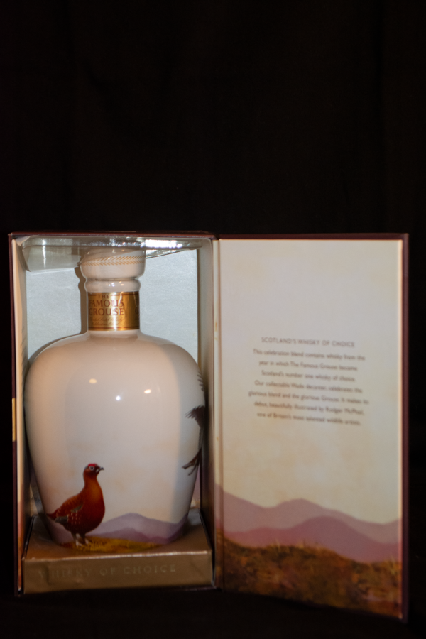 Famous Grouse Celebration Decanter (ca. 2012), 70 cl, 40 % Vol. (Whisky), Schottland, Keramik Flasche bemalt von Rodger McPhail  Anzahl Flaschen: 10000