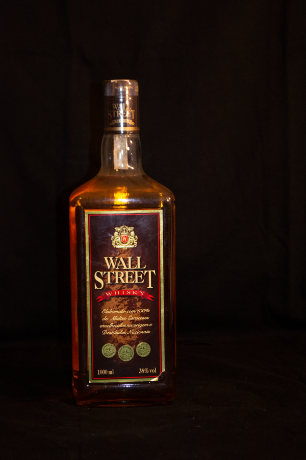 Wall Street Whiskey Whisky de malt mlang brsilien, 1 Liter, 38 % Vol., , Wall Street est un whisky brsilien produit, vieilli et mis en bouteille dans la province de Resende, le plus grand et le meilleur site de production de whisky d`Amrique du Sud. Wall Street est fabriqu  partir d`une slection de mlanges de malt nationaux et imports de l`une des distilleries les plus renommes d`cosse. C`est un whisky de qualit  un prix abordable.