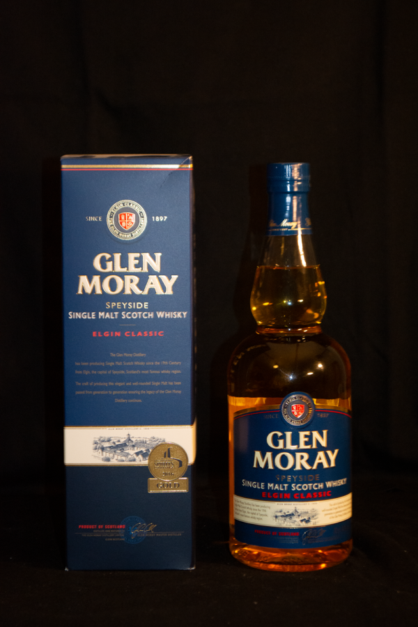 Glen Moray Elgin Classic Single Malt Scotch Whisky, 70 cl, 40 % Vol., Schottland, Speyside, Lger, doux et fruit, notre Classic est la parfaite introduction au monde du whisky cossais single malt. La diversit des saveurs qui ont fait que Glen Moray et le Speyside lui-mme sont apprcis dans le monde entier sont runies dans ce whisky. Accessible et facile  boire, entirement vieilli en fts de chne amricain, notre Classic ouvre la porte  la dcouverte du reste des whiskies de Glen Moray.