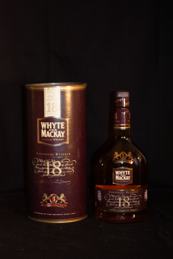 Whyte and Mackay 18 Years Old Founders Reserve, 70 cl, 40 % Vol. (Whisky), Schottland, Ein eingestellter 18-jhriger Whyte&Mackay, prsentiert in der alten Flasche im Dalmore-Stil von vor 2007. 