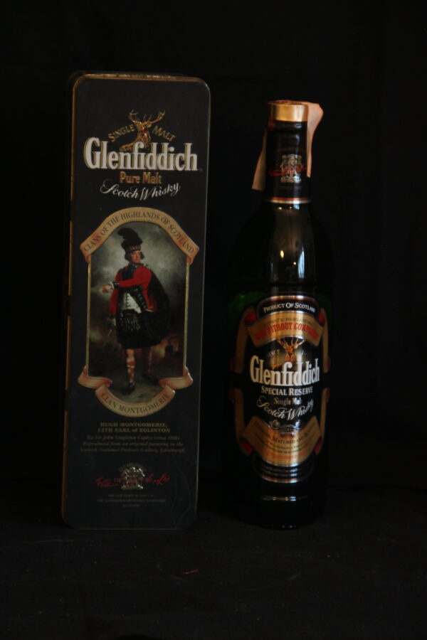 Glenfiddich Special  Special Old Reserve  Clans des Highlands, Clan Montgomerie, 70 cl, 43 % Vol. (Whisky), Schottland, Il s`agit d`une version des annes 1990 de la gamme Core Special Reserve, prsente dans la bouteille triangulaire emblmatique conue pour l`entreprise en 1956 et utilise pour la premire fois pour la marque Glenfiddich en 1961. Le premier 