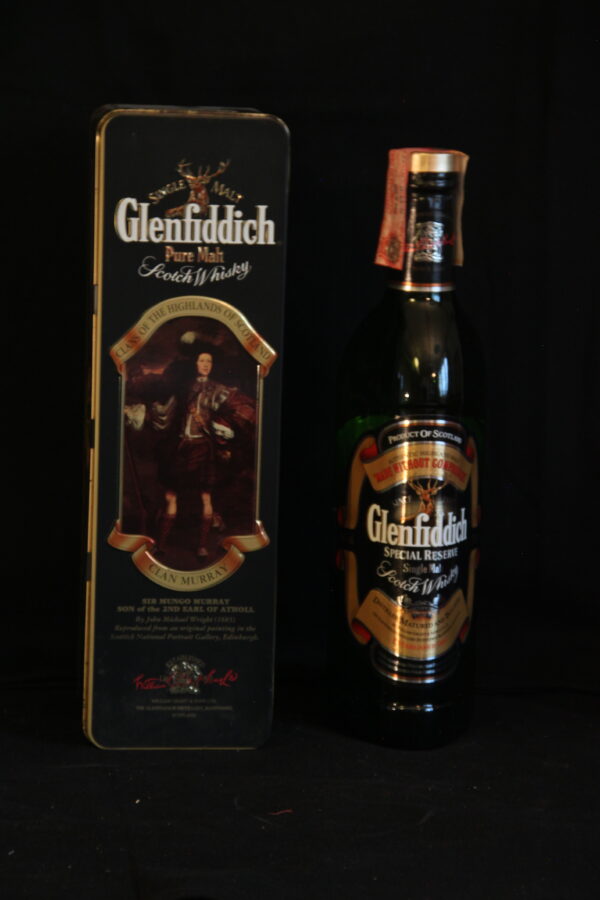 Glenfiddich Spcial Special Old Reserve Clans des Highlands, Clan Murray, 70 cl, 43 % Vol. (Whisky), Schottland, Il s`agit d`une version des annes 1990 de la gamme Core Special Reserve, prsente dans la bouteille triangulaire emblmatique conue pour l`entreprise en 1956 et utilise pour la premire fois pour la marque Glenfiddich en 1961. Le premier 