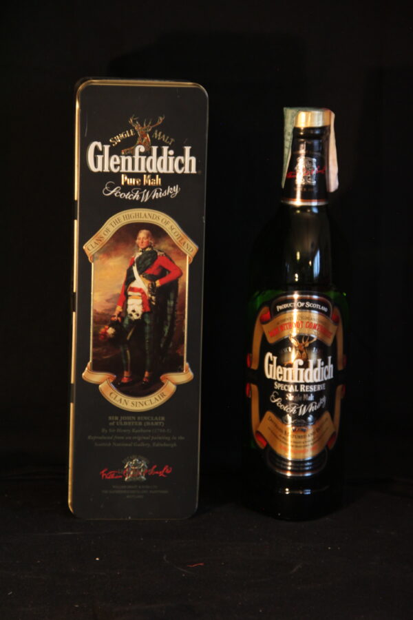 Glenfiddich Special Special Old Reserve Clans of the Highlands, Clan Sinclair, 70 cl, 40 % Vol. (Whisky), Schottland, This is a 1990`s release of the Core range Special Reserve, presented in the iconic triangular bottle designed for the company in 1956 and first used for the Glenfiddich brand in 1961. The first 