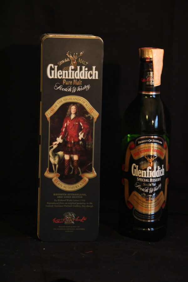 Glenfiddich Special Special Old Reserve Clans of the Highlands, Clan Sutherland, 70 cl, 40 % Vol. (Whisky), Schottland, This is a 1990`s release of the Core range Special Reserve, presented in the iconic triangular bottle designed for the company in 1956 and first used for the Glenfiddich brand in 1961. The first 