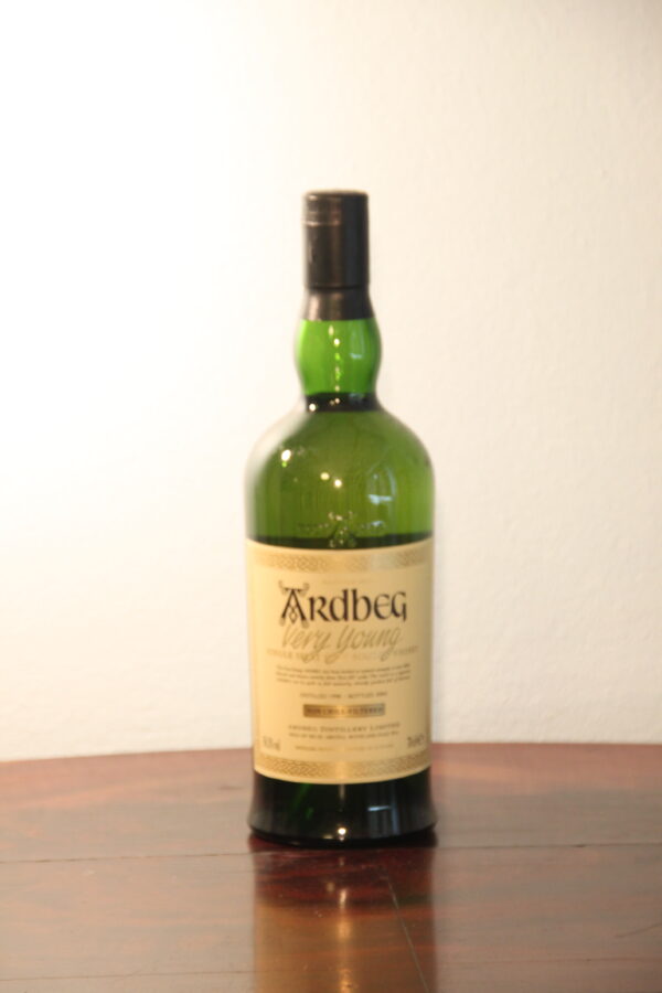 Ardbeg VERY YOUNG 6 Ans 1998/2004 Single Malt Whisky, 70 cl, 58.3 % Vol., Schottland, Isle of Islay, pas de bote