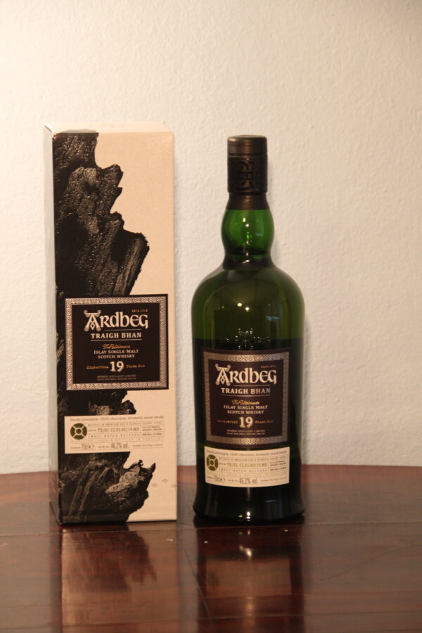 Ardbeg TRAIGH BHAN 19 Years Old Batch 1 Small Batch Release, 70 cl, 46.2 % Vol. (Whisky), Schottland, Isle of Islay, A traditional Ardbeg, smoky and dirty.  A special opportunity to purchase batch 1. Batch Label: TB/01-15.03.00/19.MH
