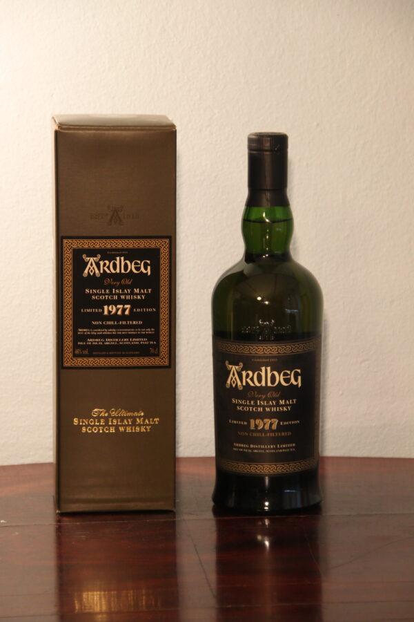 Ardbeg 1977 «Limited Edition» Islay Single Malt Scotch Whisky, 70 cl, 46 % Vol., Schottland, Isle of Islay, Der Jahrgang 1977, der zwischen 2001 und 2004 veröffentlicht wurde, ist eine seltene alte Abfüllung von Ardbeg.  