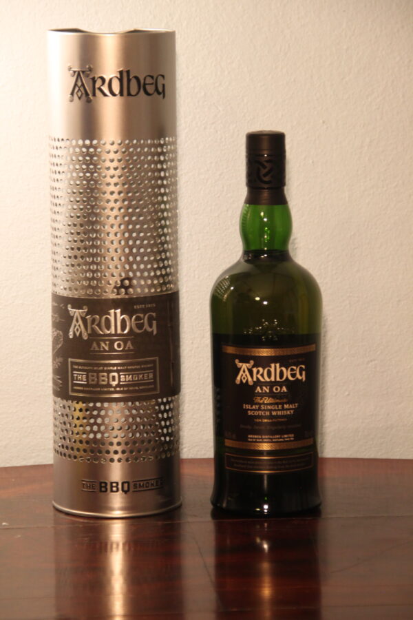 Ardbeg AN OA The BBQ Smoker Set 2020 Islay Single Malt Scotch Whisky, 70 cl, 46.6 % Vol., Schottland, Isle of Islay, This gift box includes the BBQ Smoker, with which you can quickly smoke your food in the grill. Simply fill the disk with wood shavings, place on the grid and arrange your food around the disk.  Ardbeg is Gaelic and means 