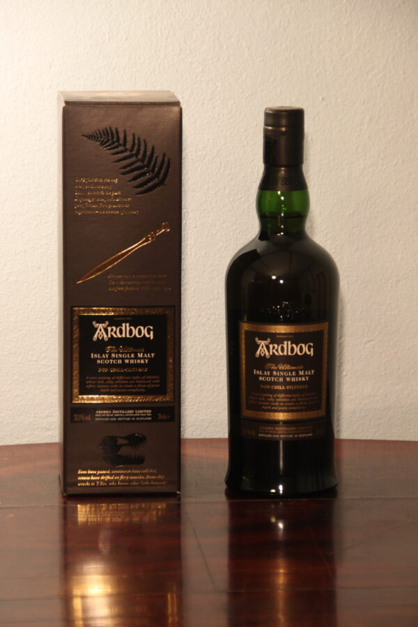 Ardbeg ARDBOG 10 Years Old «Limited Edition» 2003/2013, 70 cl, 52.1 % Vol. (Whisky), Schottland, Isle of Islay, Released on Ardbeg Day 2013, this limited edition single malt whisky commemorates the plethora of peat bogs found on the island of Islay.  
