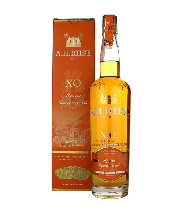 A.H. Riise X.O. Reserve Superior Cask Spirit Drink, 70 cl, 40 % Vol. (Rum), , Die Destillerie A.H. Riise liegt auf der St. Thomas Insel, eine amerikanische Jungferninsel in der Karibik. Bevor diese Insel ein amerikanisches Hoheitsgebiet wurde, war sie eine dänische Kolonie. Der Apotheker Albert Heinrich durfte um die 1840er Jahre nicht nur eine Apotheke eröffnen, sondern auch Alkohol herstellen.  Der A.H. Riise X.O. Reserve Superior Cask Rum Spirit Drink wird aus mehreren Rumsorten miteinander vermischt. Es werden dafür nur Rumsorten verwendet, die vorher bis zu 20 Jahre 