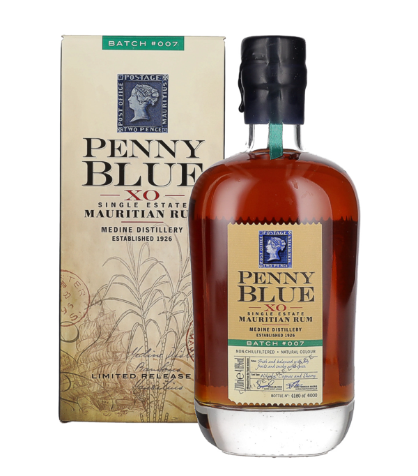 Penny Blue XO Single Estate Mauritian Rum Batch #007, 70 cl, 41.8 % Vol., , Die Penny Blue XO Batch No.7 reift in Whisky-, Cognac- und Sherry-Casks für mindestens 10 Jahre.  Die Abfüllung ist weder gefärbt, noch kühlgefiltert oder gezuckert. Ein Rum von der Medin Distillery aus Mauritius.  Anzahl Flaschen: 6000 weltweit