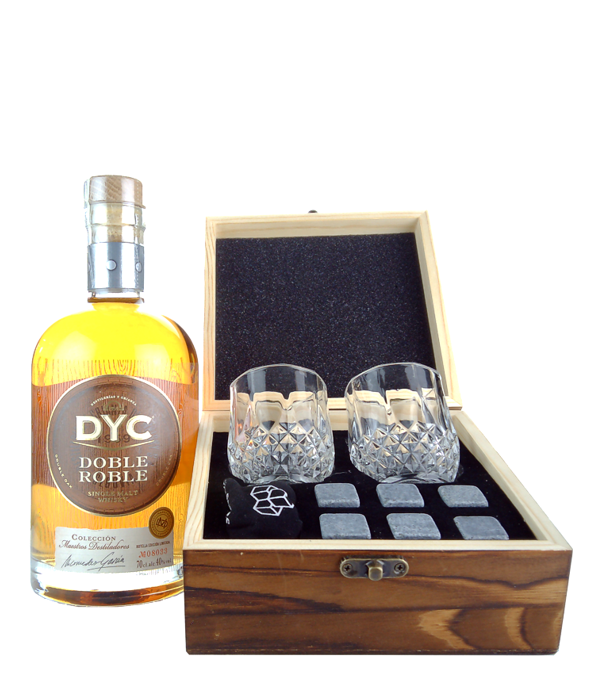DYC Doble Oak,  & Whisky Geschenkset, 70 cl, 40 % Vol., , DYC Double Oak Whisky & Geschenkset mit Gläser und Whisky-Steinen  <strong>OKEETEE Holzbox Geschenkset:</strong> ...mit Whisky Gläsern und Whisky Steinen aus Granit.  1 x Holzbox 155 x 155 x 75 mm (L x B x H) 1 x Säckchen zur Aufbewahrung der Steine im Tiefkühler 2 x Gläser Ø53 mm x 65 mm 6 x Whisky Steine aus Granit 20 x 20 x 20 mm   <strong>DYC Double Oak:</strong> ...(Doble Roble) ist eine limitierte Auflage, die durch die Aufforstung von 1'000 Eichen in ganz Spanien zur Pflege der Umwelt bei