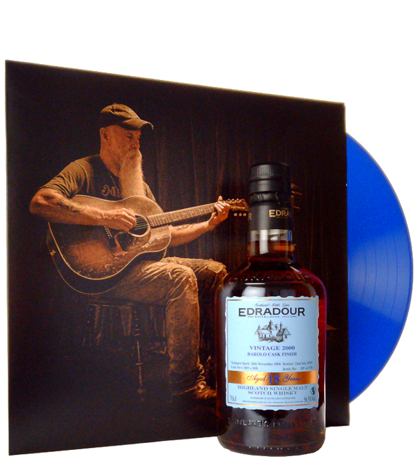 Edradour, OKEETEE Whisky Blues (18 Years Barolo Cask & Seasick Steve: Blues In Mono), 70 cl, 56.5 % Vol., Schottland, Highlands, Das Hammer Geschenk für <strong>Whisky Blues</strong> Fan`s!  Edradour 18 Years Old Barolo Cask Finish und Seasick Steve `Blues In Mono` auf blauem Vinyl.  <strong>Blues in Mono, blue Vinyl</strong> ...ist eine zeitlose Hommage an den traditionellen, akustischen Country-Blues, aufgenommen mit einem Mikrofon aus den 1940er Jahren aufgenommen, wobei Seasick Steve die Songs solo und direkt auf ein altes Tonbandgerät spielt. Dies ist ein Album, auf das die Fans seit Jahren gewartet haben.  Auf `Blue