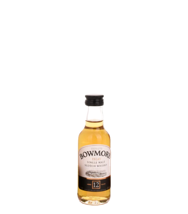 Bowmore 12 Years Old Islay Single Malt  Sampler, 5 cl, 40 % Vol. (Whisky), Schottland, Isle of Islay, Inmitten der wilden Schönheit Islays, der rauen See und den Winden der Hebriden wird Bowmore seit 1779 in Handarbeit hergestellt.  Im legendären 'No. 1 Vault', dem alten Stein-Gewölbe am Rande von Loch Indaal, vereinen sich der magische Charakter von Islay und jahrhunderte alte Traditionen zu einem Single Malt Whisky mit komplexer Balance, milder Islay-Rauchigkeit, maritimer Mineralität und einer Fülle von frischen Steinobstaromen. Alles was Bowmore ausmacht – rauschende Wellen, windgepeitschte 