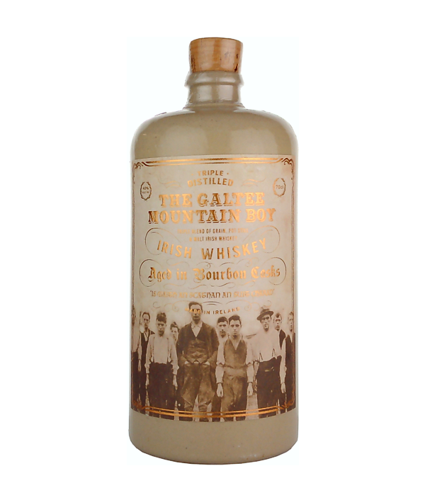 The Galtee Mountain Boy Irish Whiskey, 70 cl, 40 % Vol., , Der The Galtee Mountain Boy Whiskey ist ein köstlicher Irish Blended Whiskey, der Whiskey-Fans mit seinen feinen und sanften Aromen bestimmt begeistern wird. Der Blend wird von dem in der Grafschaft Tipperary im Süden Irlands ansässigen Unternehmen 3 Counties Spirits Ltd. hergestellt und ist eine Komposition aus dreifach destillierten Grain, Pot Still und Malt Whiskeys, die in ehemaligen Bourbon-Fässern gereift wurden.