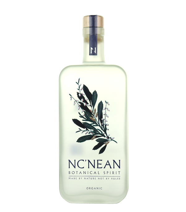 Nc'nean Botanical Spirit «Jenseits von Gin», 50 cl, 40 % Vol., Schottland, Highlands, Nc'nean innovativer Geist, perfekt für Gin-Liebhaber. Die 100%ige Bio-Spirituose, destilliert mit einer einzigartigen Kombination aus klassischen Gin-Botanicals und lokalen schottischen Pflanzen, um eine reichhaltige und blumige Spirituose zu schaffen.  Es ist der Nc`nean Gerstenbrand, der wirklich den Unterschied macht und einen malzigen, fruchtigen Unterton hinzufügt, der aussergewöhnlich gut harmoniert. Perfekt mit Tonic oder in jedem klassischen Gin-Cocktail.     