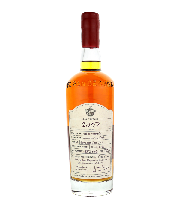 Havana Club Vintage 2007 16 Years Old 2023, 70 cl, 38 % Vol. (Rum), Kuba, Havana Club Vintage 2007 embodies the quintessence of the Cuban rum tradition, presented in a limited edition for discerning connoisseurs.  This exquisite rum was distilled in 2007 and then spent a full 16 years in carefully selected oak barrels to perfect its incomparable richness of flavor and aromatic bouquet.  Havana Club Vintage 2007 impresses with a rich and multifaceted profile in which nuances of vanilla, coffee, honey and exotic fruits combine harmoniously. Fine woody accents give it de