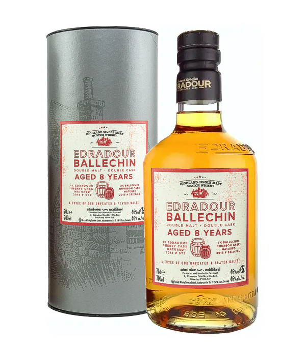 Edradour Ballechin 8 Years Old Double Malt Double Cask #563, 55/57/58(2013), 70 cl, 46 % Vol. (Whisky), Schottland, Highlands, Der Edradour Ballechin 8 Years Old aus dem Jahr 2013 ist ein Cuve aus getorften und ungetorften Whiskys. Zur Reifung werden unterschiedliche Fsser verwendet, ein Sherry Butt (ungetorfter Single Malt) sowie drei Ex-Bourbonfssern (getorfter Whisky).  <strong>Wie schmeckt Edradour Ballechin 8 Years Old Double Malt Double Cask #563?</strong> Die Nase dieses Whiskys verfhrt mit einer harmonischen Mischung aus torfigen Noten, dunklen Frchten und der sen Versuchung von Vollmilchschokolade. Ein