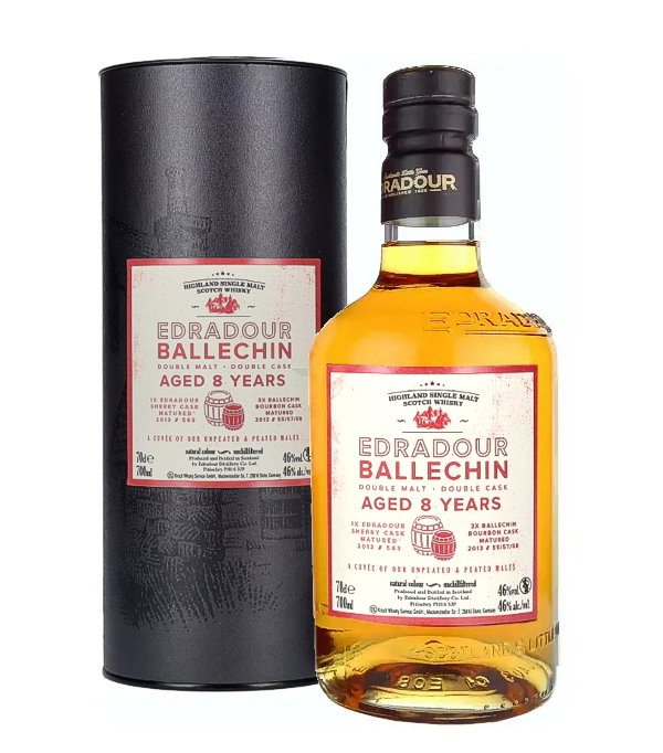 Edradour Ballechin 8 Years Old Double Malt Double Cask #572, 23/24/25(2013), 70 cl, 46 % Vol. (Whisky), Schottland, Highlands, Der Edradour Ballechin 8 Years Old aus dem Jahr 2013 ist ein Cuve aus getorften und ungetorften Whiskys. Zur Reifung werden unterschiedliche Fsser verwendet, ein Sherry Butt (ungetorfter Single Malt) sowie drei Ex-Bourbonfssern (getorfter Whisky).  <strong>Wie schmeckt Edradour Ballechin 8 Years Old Double Malt Double Cask #563?</strong> In der Nase begeistert dieser Whisky mit einer faszinierenden Kombination aus rauchigen Torfnoten, reifen dunklen Frchten und der zarten Se von Vollmilc