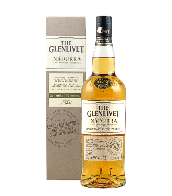 Glenlivet Nadurra First Fill American White Oak Batch FF0714, 70 cl, 63.1 % Vol. (Whisky), Schottland, Speyside, The Glenlivet Nadurra Cask Strength from first-fill American oak casks is a very strong, slightly sweet Speyside single malt whiskey. Since the whiskey has 63.1% vol., it should definitely be diluted with a little water. Which also has the advantage that you then have significantly more whiskey available. In the taste notes of vanilla, coconut, raisins and apple pie. The whiskey is very strong and adding water makes it softer and more fragrant. The finish is then sweet with vanilla, spice and so