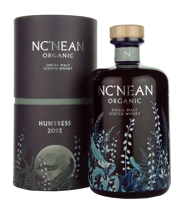 Nc'nean HUNTRESS 2022 Organic Single Malt, 70 cl, 48.5 % Vol. (Whisky), Schottland, Highlands, Die Nc'nean Brennerei befindet sich auf der Morvern Halbinsel, in Westschottland. Im März 2017 wurde die Nc'nean Destillerie eröffnet – diese bezeichnet sich selbst als erste Bio-Whisky-Brennerei.  Der Nc nean ORGANIC Single Malt Scotch Whisky HUNTRESS 2022 ist die erste Frühjahrs-Veröffentlichung der Brennerei. Hergestellt wird dieser Whisky mit Hefe. Drei verschiedene Hefesorten kommen bei Nc´Nean zum Einsatz, unter anderem der Hefestamm Distila Max RM. Der Whisky reift drei Jahre lang in STR-