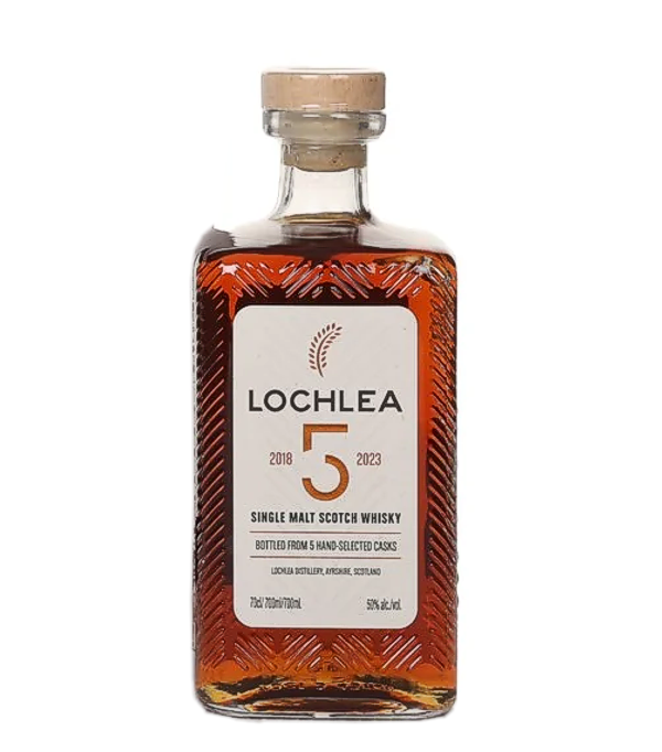 Lochlea 5 Years Old 2018 / 2023 Single Malt Scotch Whisky, 70 cl, 50 % Vol., Schottland, Lowlands, Zum 5 jährigen Bestehen der Lochlea Destillerie erscheint der 5 Jahre gereifte Lochlea 5 Years Old 2018/2023.  <strong>Wie schmeckt Lochlea 5 Jahre Single Malt Scotch Whisky?</strong> Dieser Whisky offenbart eine faszinierende Nase mit Aromen von gebackener Ananas, braunem Zucker, Haselnüssen und Sauerteigbrot. Auf dem Gaumen entfaltet er sich mit Noten von Zitronenschale, kandiertem Birnenstreusel und Orangenschale. Der Abgang ist geprägt von Karamell mit einem Hauch von schwarzem Pfeffer, Rose