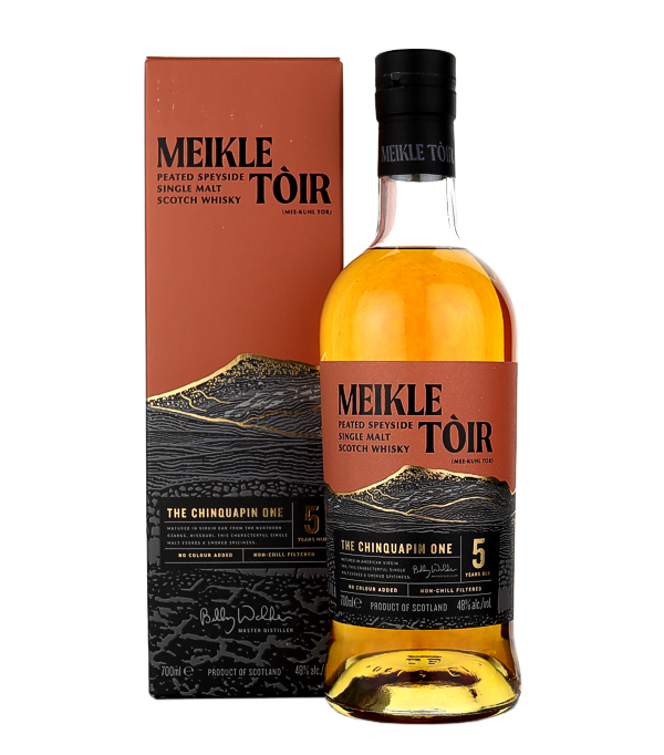 Meikle Tòir «The Cinquapin One» 5 Years Old Speyside Single Malt, 70 cl, 48 % Vol. (Whisky), Schottland, Speyside, Mit einem Phenolgehalt von 35 PPM (Phenol Parts per Million) zeichnet sich der GlenAllachie Meikle Tòir The Cinquapin One Whisky durch eine süssere Rauchnote aus, die auf den Festlandtorf aus St. Fergus zurückzuführen ist, der zur Mälzung der Gerste verwendet wurde. Nach einer ausgedehnten 160-stündigen Gärung entwickelt der Whisky ein komplexes Aromaprofil, das sich gut für die Reifung in  neuenEichenfässern eignet.  <strong>Wie schmeckt Meikle Toir The Cinquapin One?</strong> In der Nase sind 