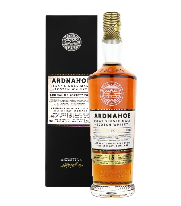 Ardnahoe 5 Years Old �Ardnahoe Society� 2025 Single Malt Whisky, 70 cl, 59.1 % Vol., Schottland, Isle of Islay, Die Ardnahoe Society 2025 Edition ist die zweite exklusive limitierte  Abf�llung f�r Ardnahoe Society Mitglieder.  <strong>Wie schmeckt Ardnahoe 5 Years Old �Ardnahoe Society� 2025 Single Malt Whisky?</strong> In der Wahrnehmung zeigt der Whisky eine intensive Aromatik, in der sich Noten von dunklem Kakao mit s��en, saftigen roten Fr�chten verbinden. Dazu gesellt sich eine feine Marzipans��e, die dem Duft eine warme und einladende Tiefe verleiht. Am Gaumen entfaltet sich eine ausgewogene Kombina